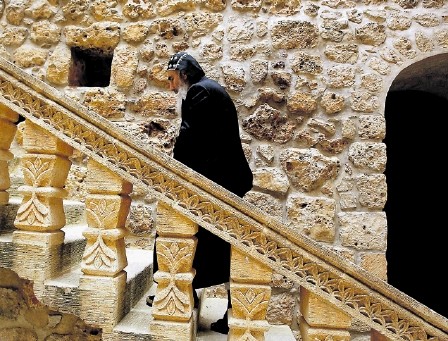Een priester in het Syrisch-orthodoxe klooster van Midyat in Turkije. De christenen zeggen onder druk te worden gezet om te verhuizen. Foto AFP
